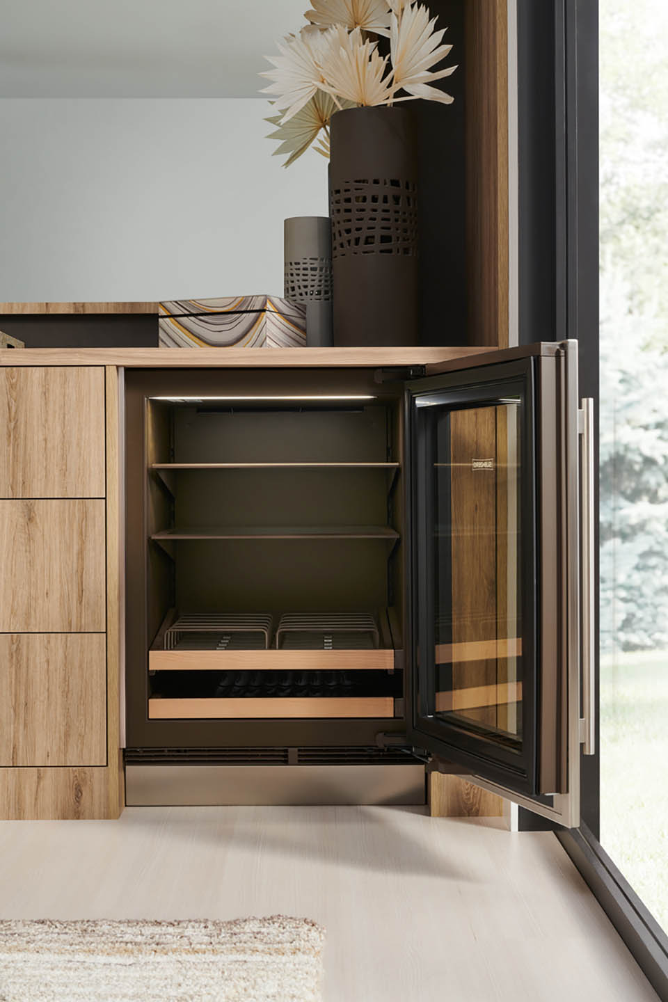 EMBARGOED DEU Walk In Closet